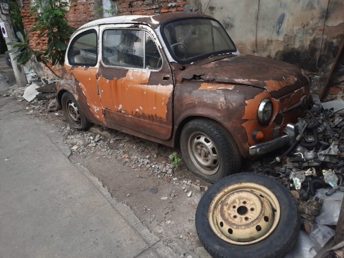 a 1950's FIAT sleeping away in Hualomphong