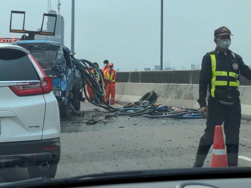 A road accident in a freeway. Thailand is one of the top 5 countries in accidents per year.
Fortunately nobody was injured this time.