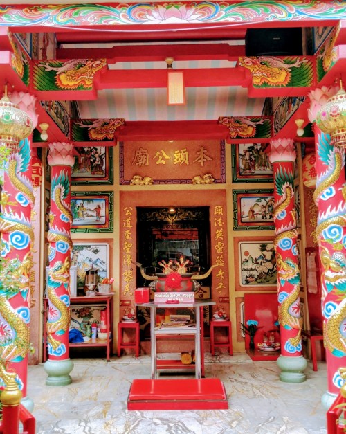 A Daoist temple in the entrace to the Onnut market.